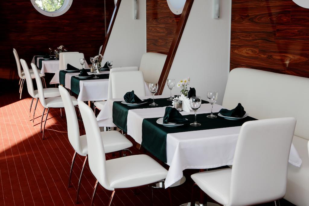Porto Riva Hotel Zaporizhia Bagian luar foto