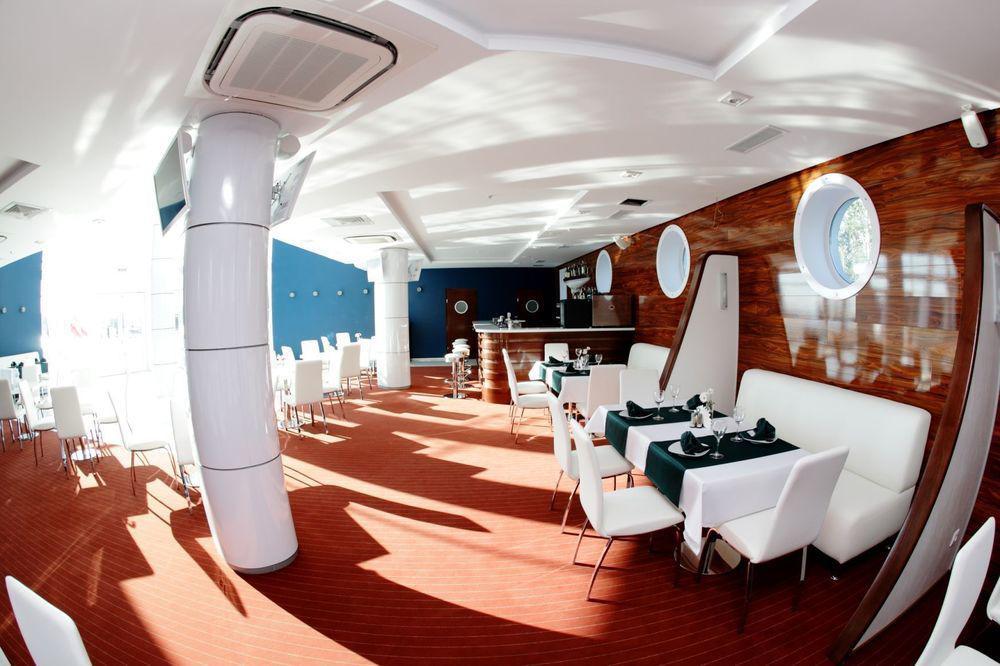 Porto Riva Hotel Zaporizhia Bagian luar foto