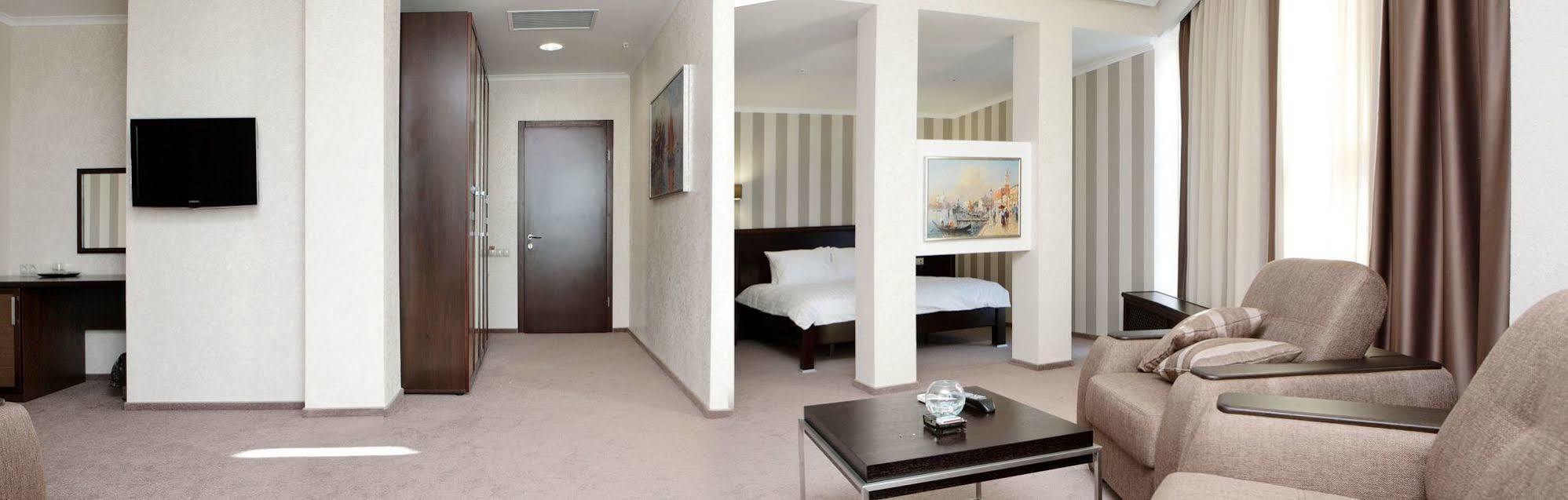 Porto Riva Hotel Zaporizhia Bagian luar foto
