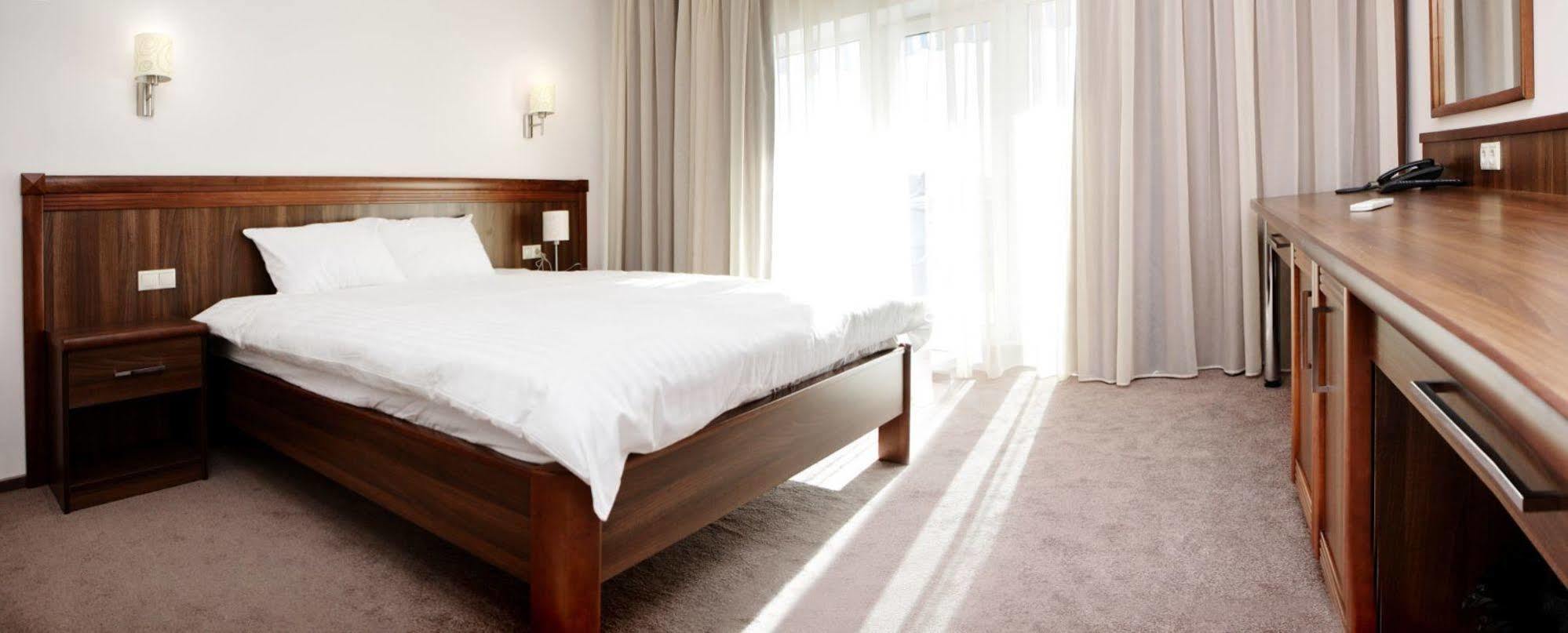 Porto Riva Hotel Zaporizhia Bagian luar foto